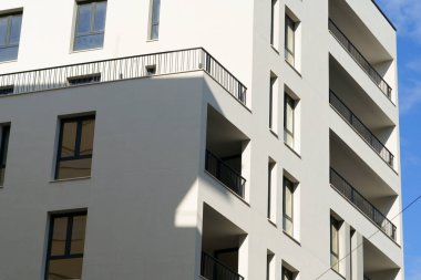 Arnavutluk 'un deniz kıyısındaki Akdeniz tarzı modern minimalist apartman binası. Yurtdışında ev satma, daire kiralama
