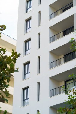 Arnavutluk 'un deniz kıyısındaki Akdeniz tarzı modern minimalist apartman binası. Yurtdışında ev satma, daire kiralama