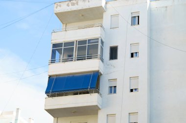 Arnavutluk 'un deniz kıyısındaki Akdeniz tarzı modern apartman binası. Yurtdışında ev satma, daire kiralama