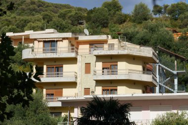 Arnavutluk 'un deniz kıyısındaki Akdeniz tarzı modern apartman binası. Yurtdışında ev satma, daire kiralama