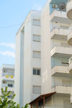Arnavutluk 'un deniz kıyısındaki Akdeniz tarzı modern apartman binası. Yurtdışında ev satma, daire kiralama