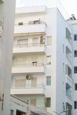 Arnavutluk 'ta deniz kıyısında kliması olan Akdeniz tarzında modern minimalist bir apartman. Yurtdışında ev satma, daire kiralama