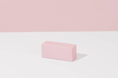 Pembe ve beyaz izole edilmiş arka planda pembe model kutusu. Sunum ve ürün reklamcılığı kavramı, ambalaj. Tasarımınız için şablon