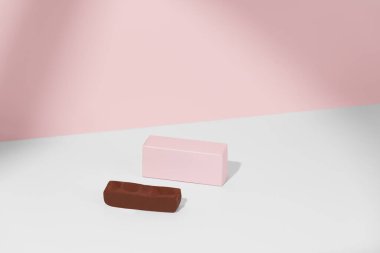 Pembe model kutu ve pembe beyaz izole edilmiş gölgeli çikolata. Şeker ürünleri reklamcılığı, şekerleme paketleme kavramı. Tasarımınız için şablon