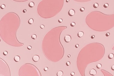 Pembe hidrojel göz bantları ve pembeye yerleştirilmiş damlalar. Bu bantlar göz altı derisini sulandırmak ve tazelemek için kullanılır, cilt sağlığı ve canlılık, solgunluk bakımı