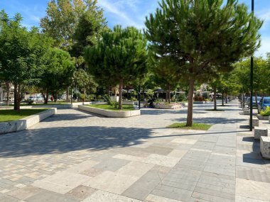 Arnavutluk 'un Vlora kenti - 16 Ocak 2025: Otoyol ve tipik bitki örtüsü olan otantik Arnavut kentsel manzarası. Seyahat makalelerinde veya şehir tabanlı tasarım şablonlarında kullanılabilir.