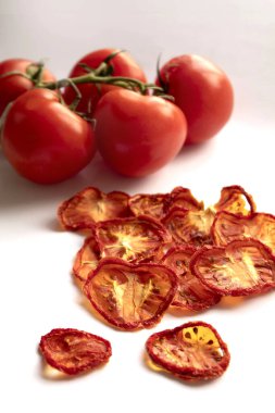 Kurutulmuş domates halkaları ve taze domatesler. Yüksek kalite fotoğraf