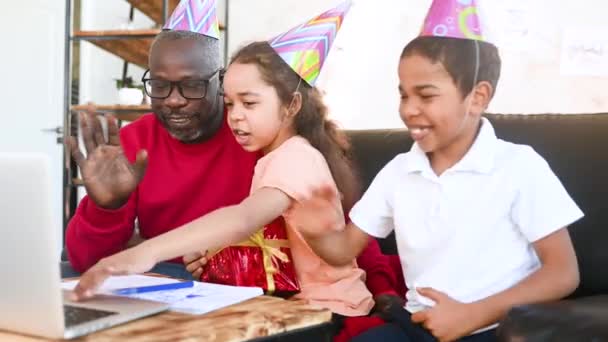 Familia Afroamericana Papá Hija Hijo Sombreros Festivos Celebran Cumpleaños Sonríen — Vídeos de Stock