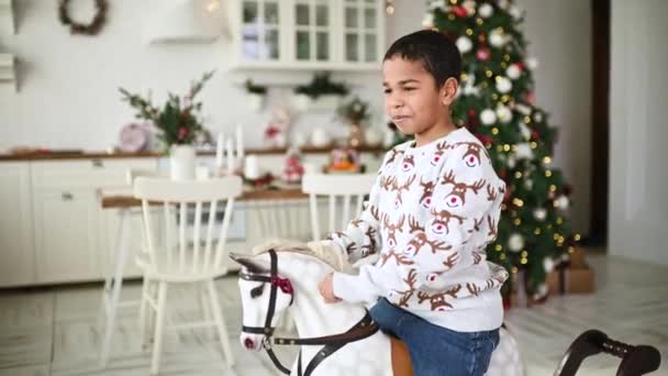 Niño Afroamericano Suéter Gris Navidad Con Sonrisas Ciervo Mientras Está — Vídeos de Stock