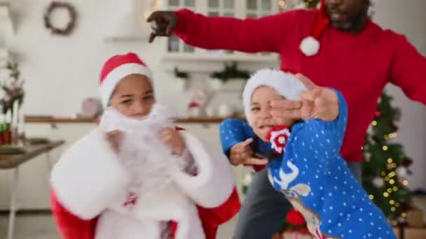 Familia Afroamericana Papá Hija Hijo Trajes Barba Santa Claus Bailan — Vídeos de Stock