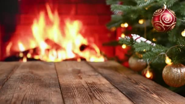 圣诞老人手拿着白手套 把礼物放在圣诞树下 放在一张木制桌子和一个燃烧着的舒适壁炉的后面 — 图库视频影像