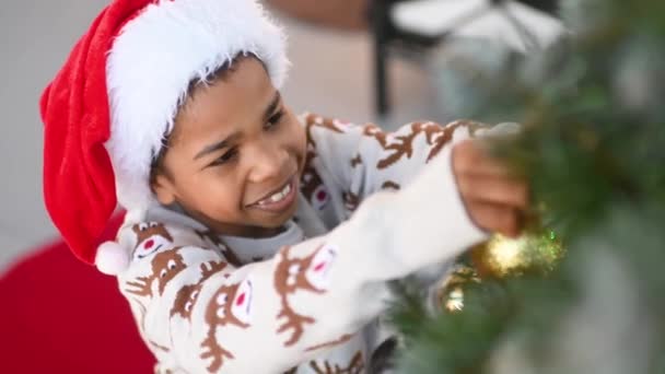 Niño Afroamericano Suéter Con Ciervos Sombrero Santa Sonríe Decora Árbol — Vídeos de Stock