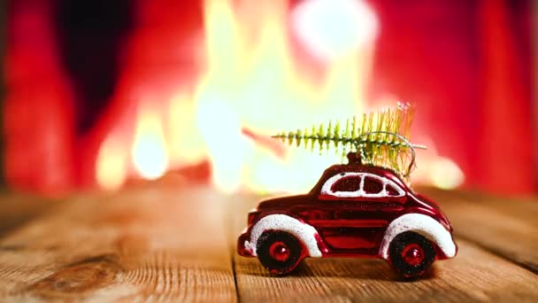 Close Carro Retro Brinquedo Vermelho Com Uma Árvore Natal Telhado — Vídeo de Stock