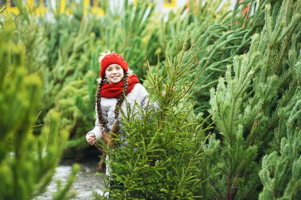 Holčička Copánky Červeném Pleteném Klobouku Šátkem Usměje Pozadí Vánočního Stromku — Stock fotografie