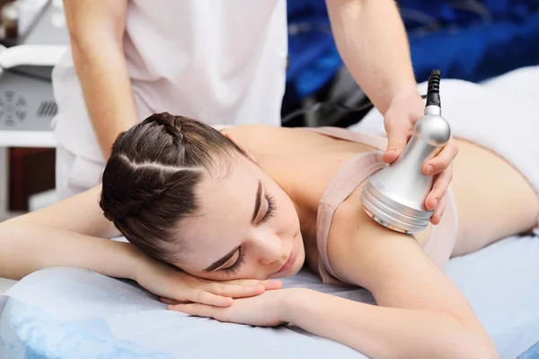 Massagista Realiza Procedimento Cavitação Para Jovem Mulher Bonita Clínica Moderna — Fotografia de Stock