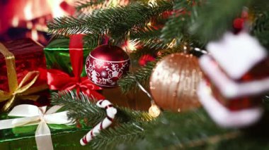 Noel oyuncakları ve yeni yıl hediyelerini yanan şöminenin arka planına ve Noel ağacına karşı yakın plan çekimde.