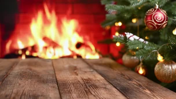 圣诞老人手拿着白手套 把礼物放在圣诞树下 放在一张木制桌子和一个燃烧着的舒适壁炉的后面 — 图库视频影像