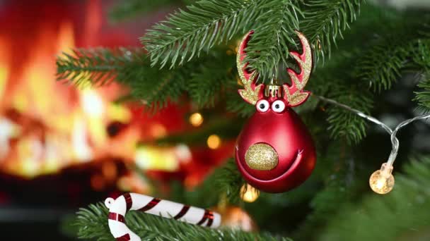 Ein Spielzeug Form Eines Hirschkopfes Vor Dem Hintergrund Eines Weihnachtsbaums — Stockvideo