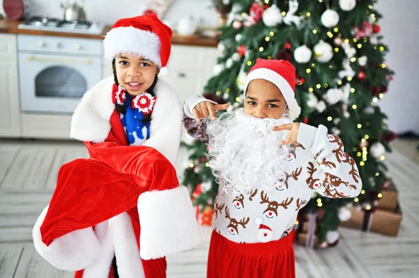 Małe Afroamerykańskie Dzieci Brat Siostra Dużym Stroju Świętego Mikołaja Sztuczną — Zdjęcie stockowe
