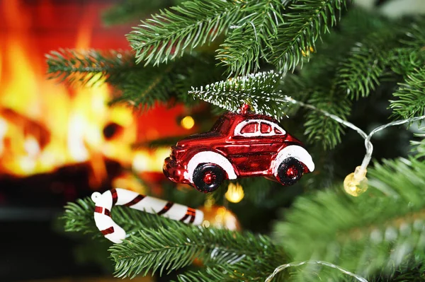 圣诞树玩具小老式汽车 屋顶上有一棵圣诞树 旁边有一个壁炉 — 图库照片