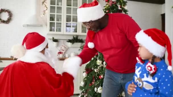 Afroamerikansk Familj Pappa Dotter Och Son Santa Kostymer Leka Och — Stockvideo