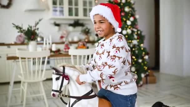 Niño Afroamericano Suéter Gris Navidad Sombrero Rojo Santa Sonríe Mientras — Vídeo de stock