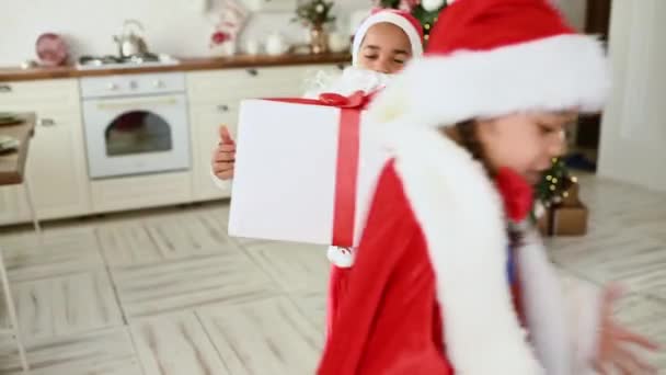 Kleine Kinderen Jongen Meisje Hebben Plezier Dans Met Een Kerstcadeau — Stockvideo