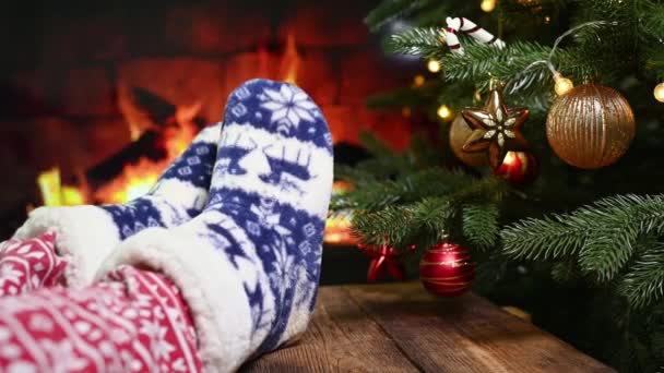 Nahaufnahme Der Beine Weihnachtlichen Roten Hosen Und Hausgemachten Warmen Socken — Stockvideo