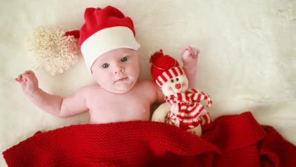 Joli Bébé Dans Chapeau Père Noël Avec Gros Bubo Recouvert — Video