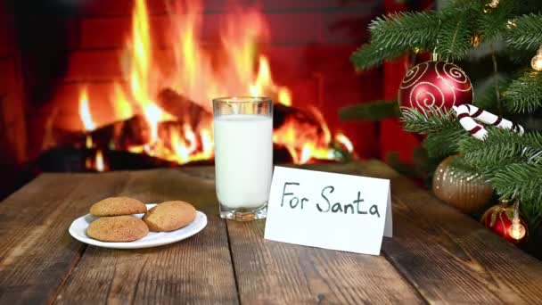 Kerstman Eet Havermoutkoekjes Drinkt Een Glas Melk Laat Een Cadeautje — Stockvideo