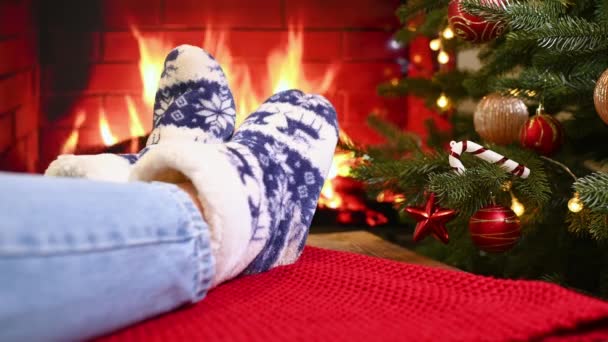 Close Van Benen Jeans Warme Wollen Sokken Met Scandinavisch Ornament — Stockvideo