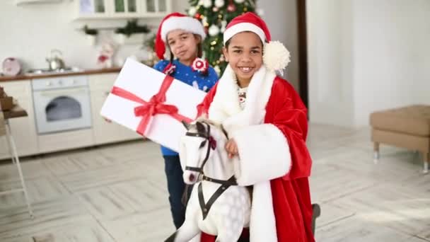 Fratello Una Sorella Costume Babbo Natale Maglione Con Cervo Cavalcare — Video Stock