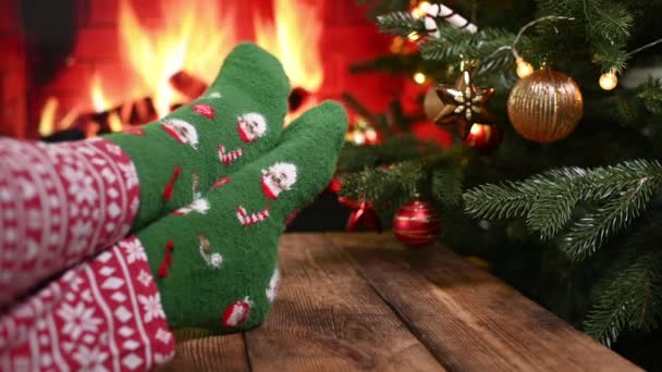 Närbild Ben Jul Pyjamas Och Gröna Strumpor Med Santa Claus — Stockvideo