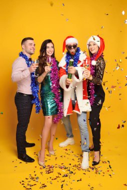 Noel Baba 'yla birlikte bir grup arkadaş Noel' i kutlar, eğlenir ve uçan konfeti zemininde bir kraker patlatırlar.