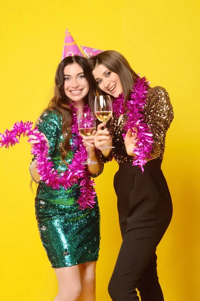 Дві Молоді Привабливі Жінки Друзі Коктейльних Сукнях Рожеві Капелюхи Вечірці — стокове фото