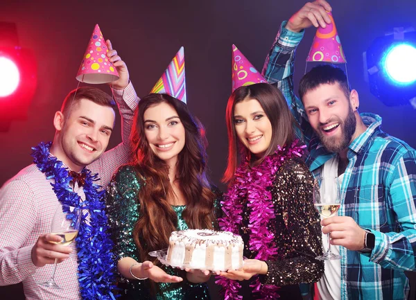 Sällskap Eller Grupp Vänner Partyhattar Firar Födelsedag Med Tårta Och — Stockfoto