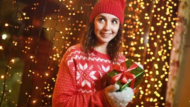 Joven Mujer Bonita Sombrero Rojo Punto Suéter Con Estampado Escandinavo — Vídeo de stock