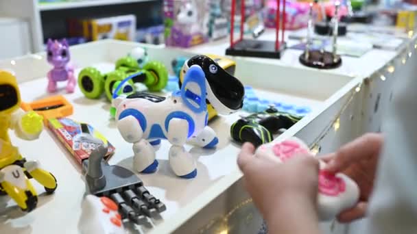 Дети Играют Собакой Роботом Выставке Робототехники Современные Гаджеты — стоковое видео