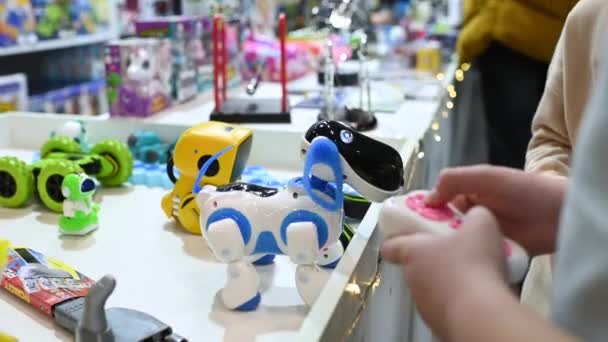Barn Leker Med Robothund Robotutställning Moderna Prylar — Stockvideo