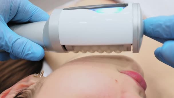 Concept Beauty Facial Care Cosmetologist Uses Device Endospheric Therapy Facial — Vídeo de Stock