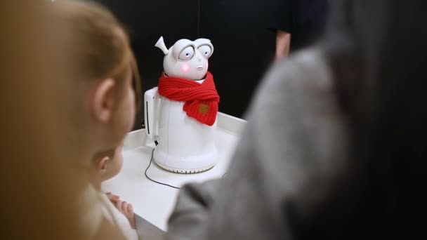 ロストフ ロシア連邦 2022年12月27日 子供たちはロボット工学展で赤いスカーフの面白いロボットを見て — ストック動画