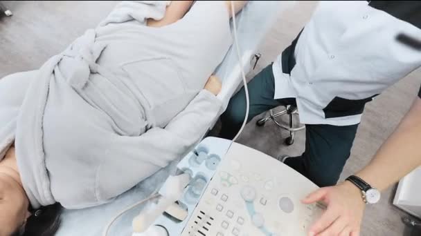 Doctor Does Ultrasound Veins Patients Legs Phlebologist Checks Veins Womans — Αρχείο Βίντεο