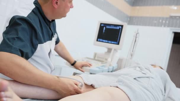 Doctor Does Ultrasound Veins Patients Legs Phlebologist Checks Veins Womans — Stock videók