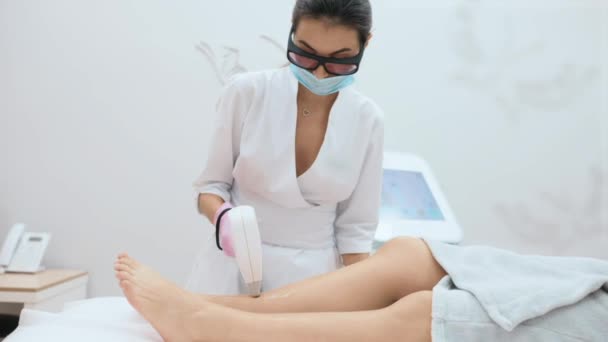 Косметолог Проводит Лазерную Эпиляцию Ног Пациентов Современной Косметологической Клинике Аппаратная — стоковое видео