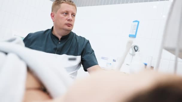 Doctor Does Ultrasound Veins Patients Legs Phlebologist Checks Veins Womans — Αρχείο Βίντεο