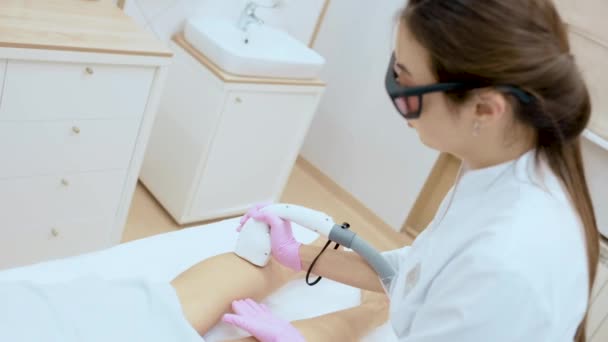 Cosmetologist Performs Laser Hair Removal Patients Legs Modern Cosmetology Clinic — 图库视频影像