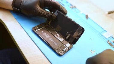 Kharkiv, Ukrayna - 2 Şubat 2022: Ana iPhone 'u söker ve onarır