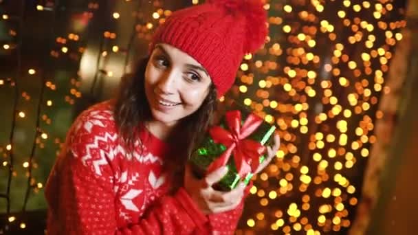 Joven Mujer Bonita Sombrero Rojo Punto Suéter Con Estampado Escandinavo — Vídeos de Stock