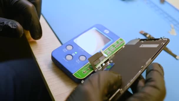 2022年2月2日 乌克兰哈尔科夫 主机分解和修复Iphone 并在屏幕上的程序员中写入信息 — 图库视频影像