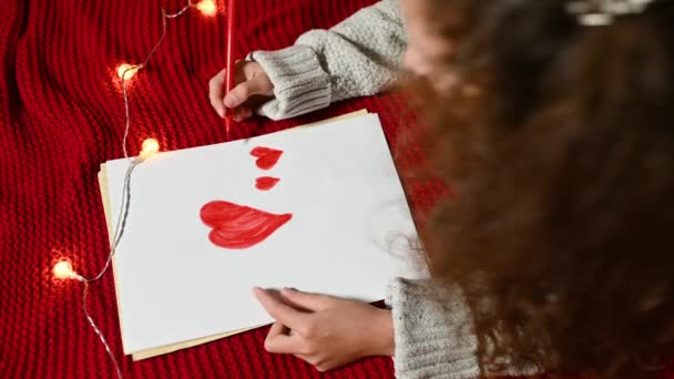 Niño Una Niña Pequeña Con Pelo Rizado Dibuja Corazón Pedazo — Vídeo de stock